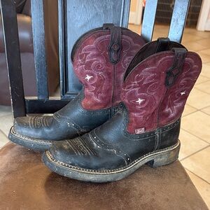 Justin Gypsy maroon and black Western Boots 9b cowboy cowgirl boots 🤠